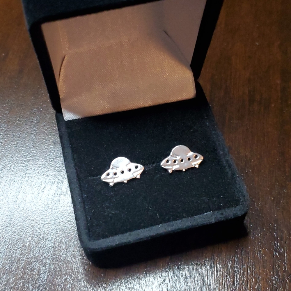 2 FOR $12⚠️ UFO 🛸 earrings